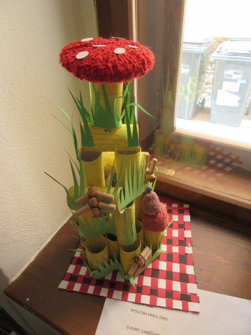 Malí výtvarníci vyzdobili budovu na Mariánském náměstí